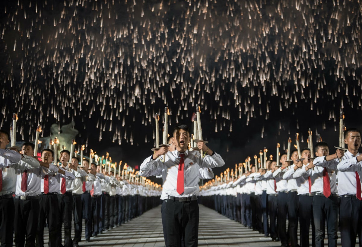 Un desfile militar sin mostrar misiles balísticos en Corea del Norte
