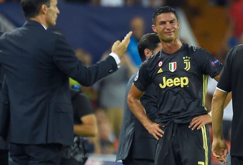 Cristiano Ronaldo sale del campo de Mestalla entre lágrimas