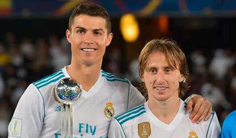 Cristiano y Luka Modric recibiendo un premio con el Real Madrid