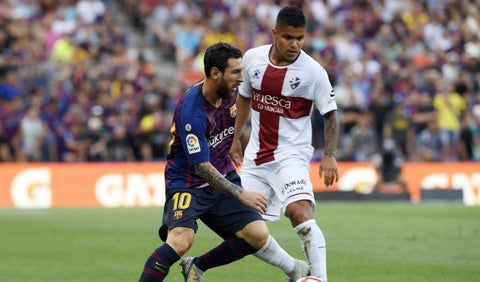 'Cucho' Hernández y Lionel Messi, en el partido entre el Huesca y el Barcelona por la Liga