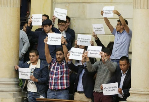 En las barras del Senado aparecieron estos carteles contra Alberto Carrasquilla