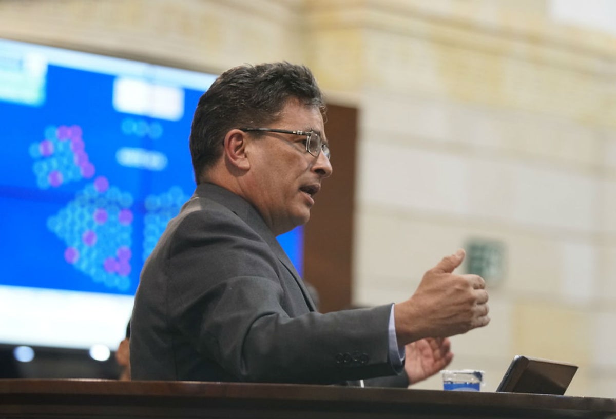 El jefe de la cartera de crédito público, defendió la ampliación del Impuesto al Valor Agregado (IVA) en la canasta familiar.