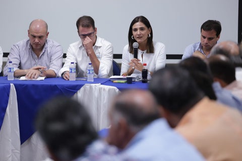 La ministra Ángela María Orozco se reunió con el gremio portuario en Barranquilla.