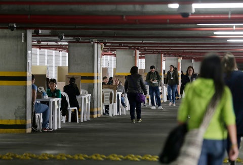 Colombianos ejerciendo su derecho al voto en Bogotá