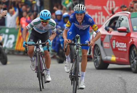 Miguel Angel Lopez y Enric Mas a punto de cruzar la meta en el cierre de la Vuelta