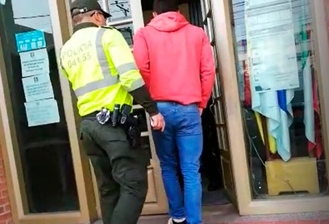 El momento de la entrega de Daniel Peralta Caballero