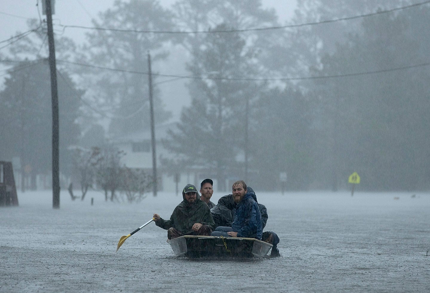 Personas navegando sobre las aguas que dejó Florence