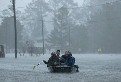 Personas navegando sobre las aguas que dejó Florence