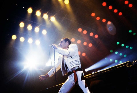 Freddie Mercury revolucionó el rock con su voz y estilo en escena.