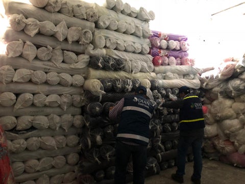 Dian aprehende 200 toneladas de tela