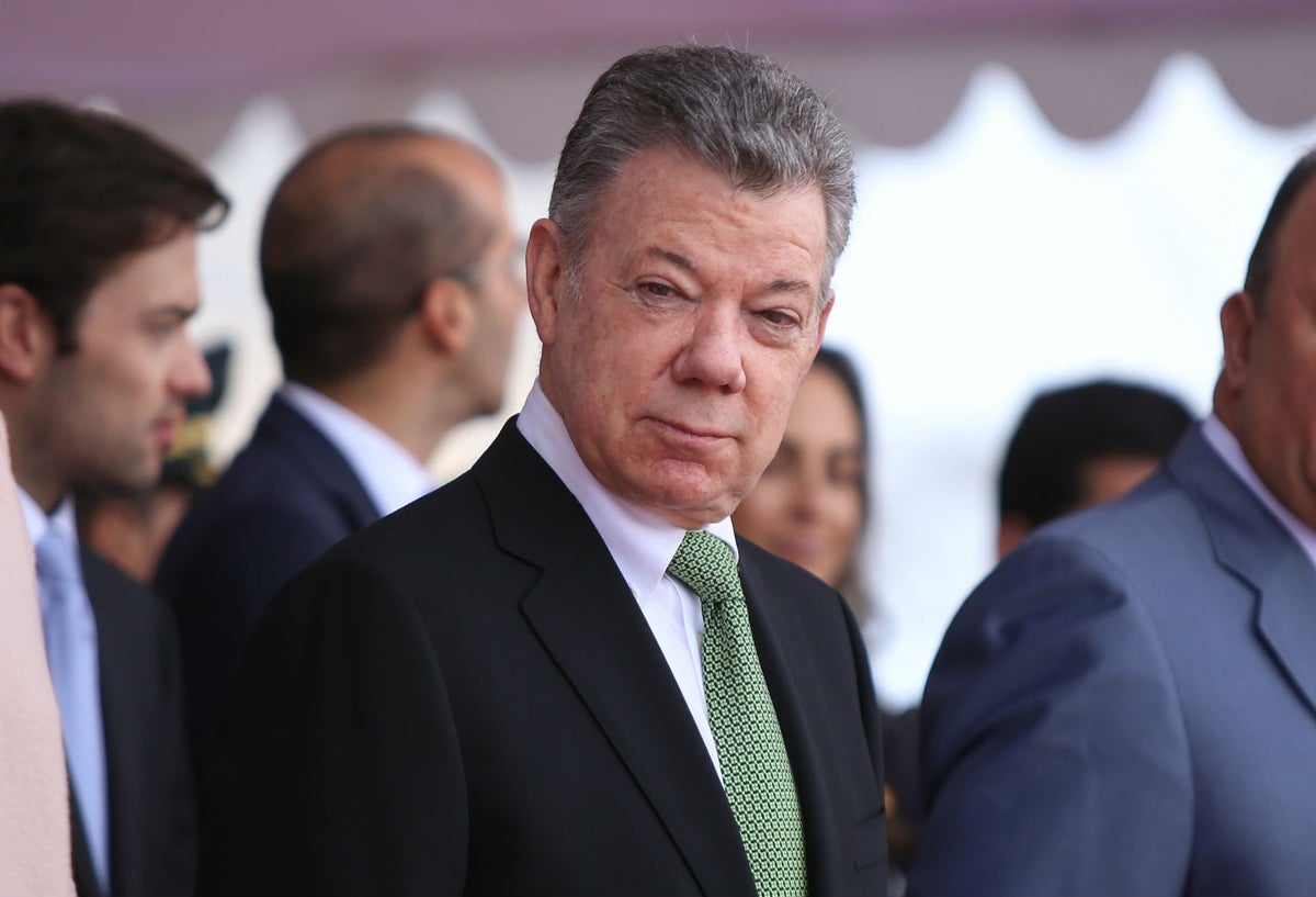Era junio de 2007 cuando se promovió una moción de censura contra el ministro de Defensa, Juan Manuel Santos. Esa moción se dio por la oposición del Polo Democrático Alternativo al considerar que desde su despacho había cierta responsabilidad en las interceptaciones telefónicas ilegales y era un peligro para las relaciones con Venezuela.