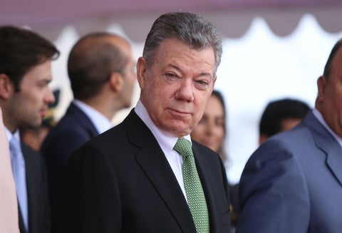 Era junio de 2007 cuando se promovió una moción de censura contra el ministro de Defensa, Juan Manuel Santos. Esa moción se dio por la oposición del Polo Democrático Alternativo al considerar que desde su despacho había cierta responsabilidad en las interceptaciones telefónicas ilegales y era un peligro para las relaciones con Venezuela.