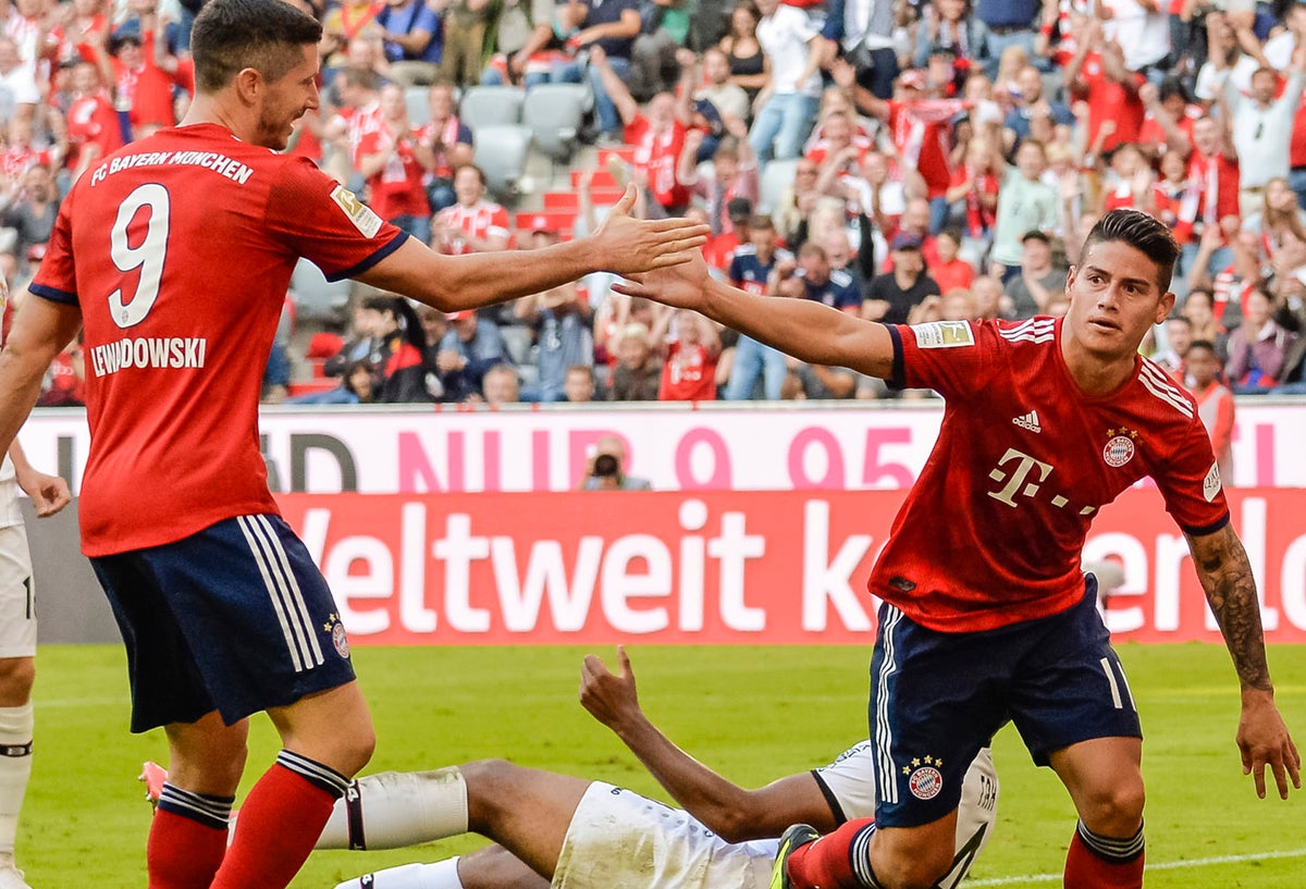 James Rodríguez celebra su gol con Robert Lewandowski