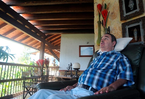 El profesor Luis Fernando Montoya en su casa, en el Valle de Aburrá (Caldas)