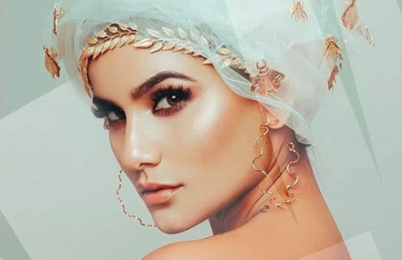 Martina se mudó en 2005 de su natal Córdoba, a la capital colombiana Bogotá, para buscar hacer realidad su deseo de fama.