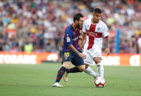 Lionel Messi y Juan Camilo Hernández, el 'Cucho', en el Barcelona vs Huesca, en el Camp Nou