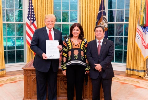 Donald Trump, presidente de Estados Unidos; María Victoria García de Santos y Francisco Santos, su esposo y embajador de Colombia en Washington