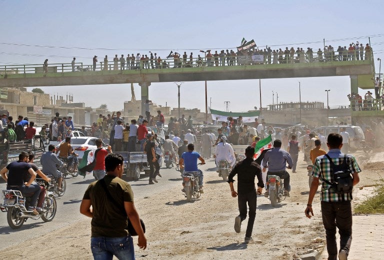 Los sirios entonan consignas y agitan banderas de la oposición mientras protestan contra el régimen y su aliado Rusia
