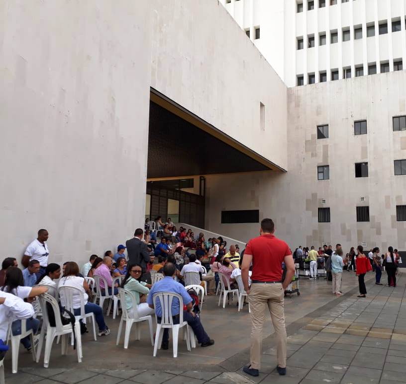 En asamblea permanente continúan los funcionarios de la rama judicial en Cali.