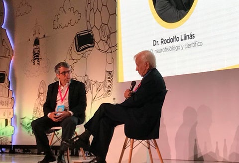 Al micrófono, Rodolfo Llinás