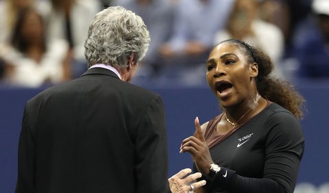 Serena Williams discute con uno de los comisarios de campo durante la final del Us Open 2018