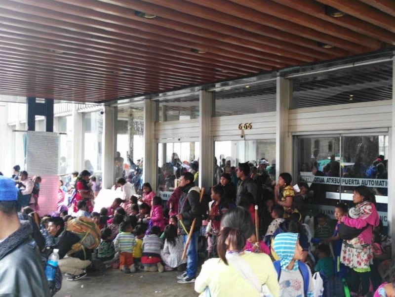 Emberás al frente del edificio de Avianca, en Bogotá