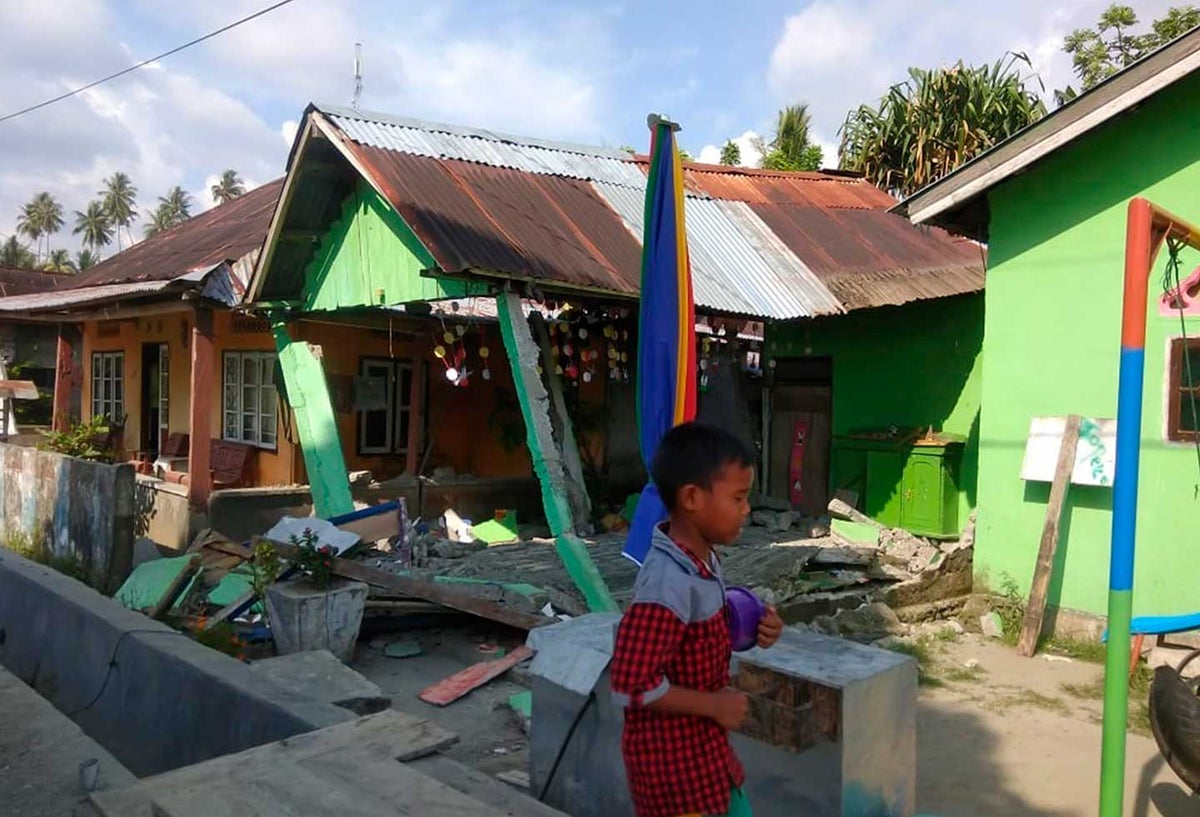 Terremotos en Indonesia afecta estructuras