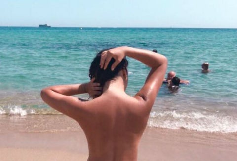 Madre hizo topless para educar su hijo sobre violencia de género