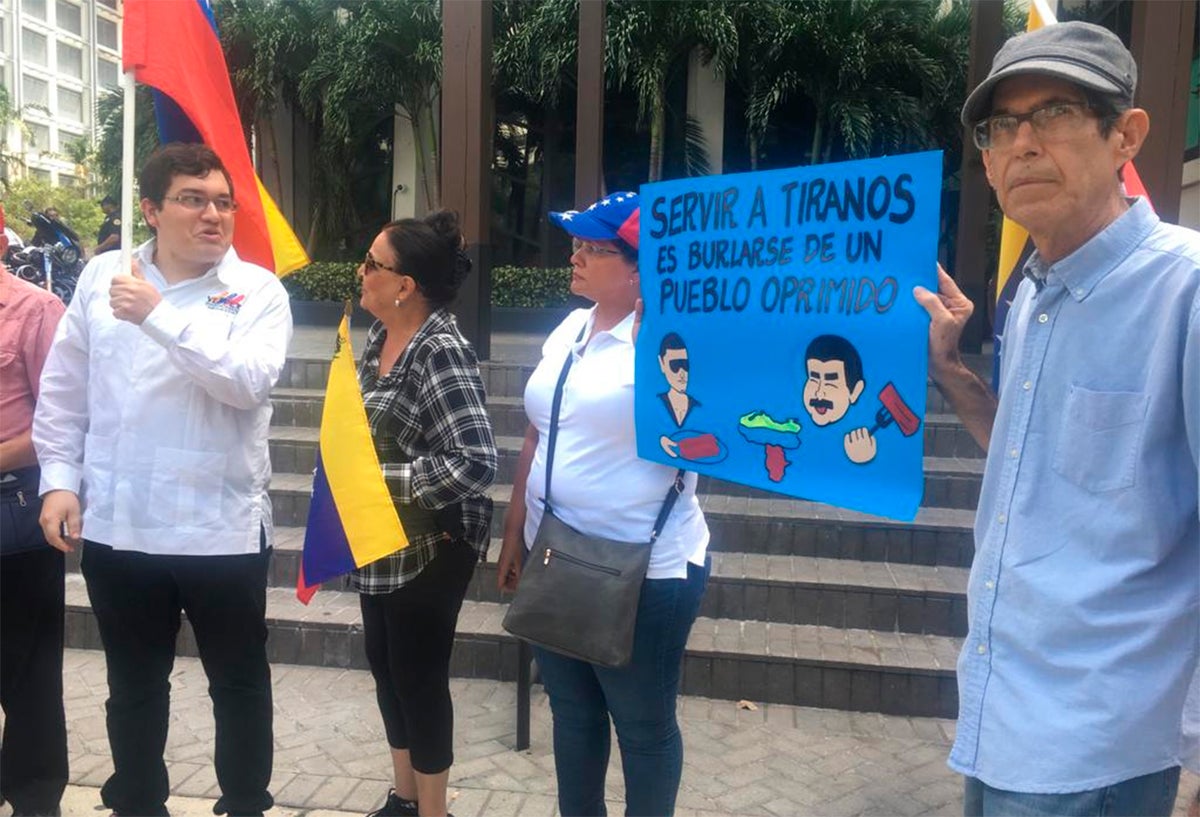 Venezolanos en Miami protestando por la cena de Nicolás Maduro en Turquía