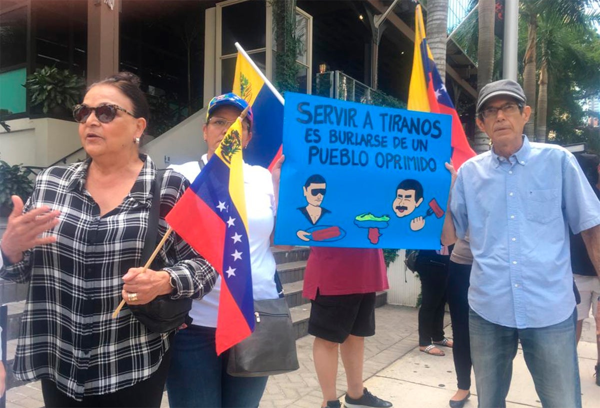 Venezolanos en Miami protestando por la cena de Nicolás Maduro en Turquía