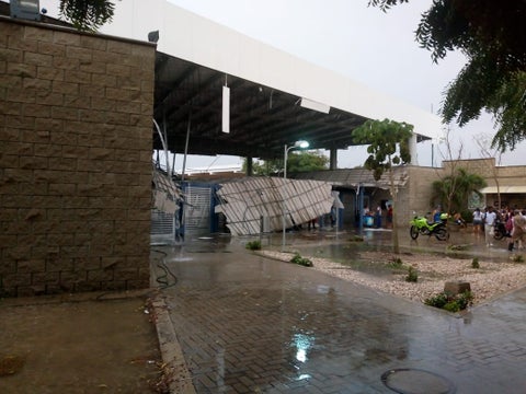 El techo del colegio colapsó por las lluvias.