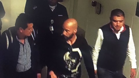 Momentos en el que es conducido por la autoridad migratoria colombiana.