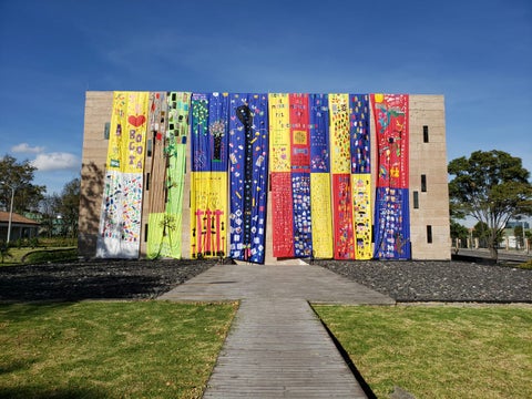 Telar en el monolito del Centro de Memoria, Paz y Reconciliación
