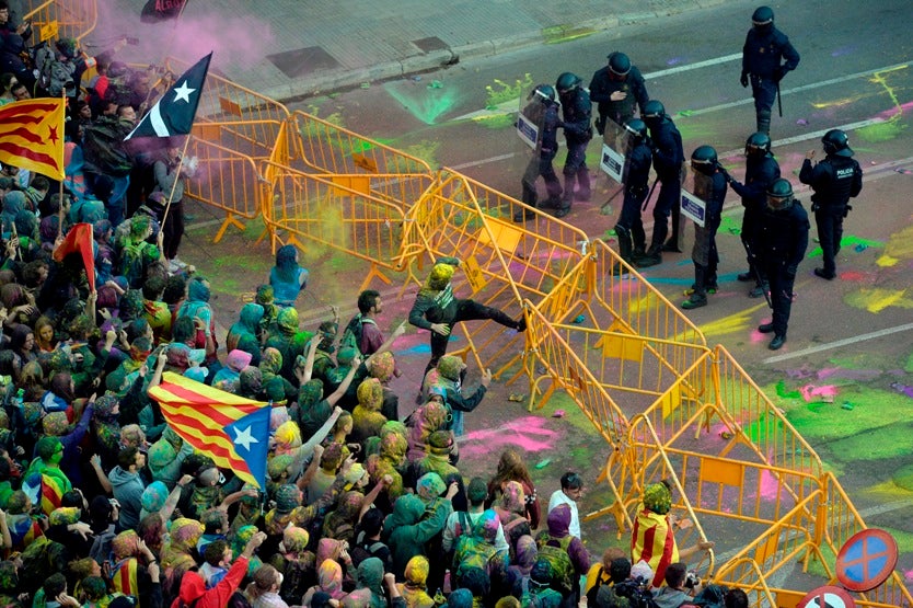 Enfrentamientos de independentistas con autoridades fuera del Parlament catalán.