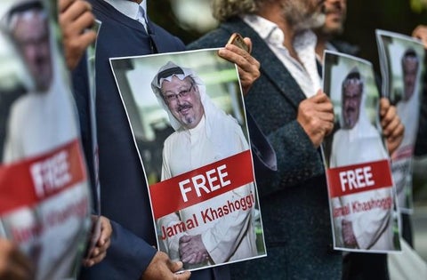 Varios defensores del periodista se manifestaron ante el consulado con pancartas con su foto y el lema "No nos iremos sin Jamal Khashoggi".