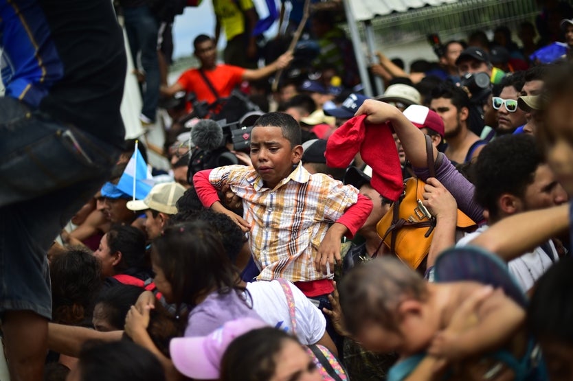 Migrantes hondureños a su entrada a México.