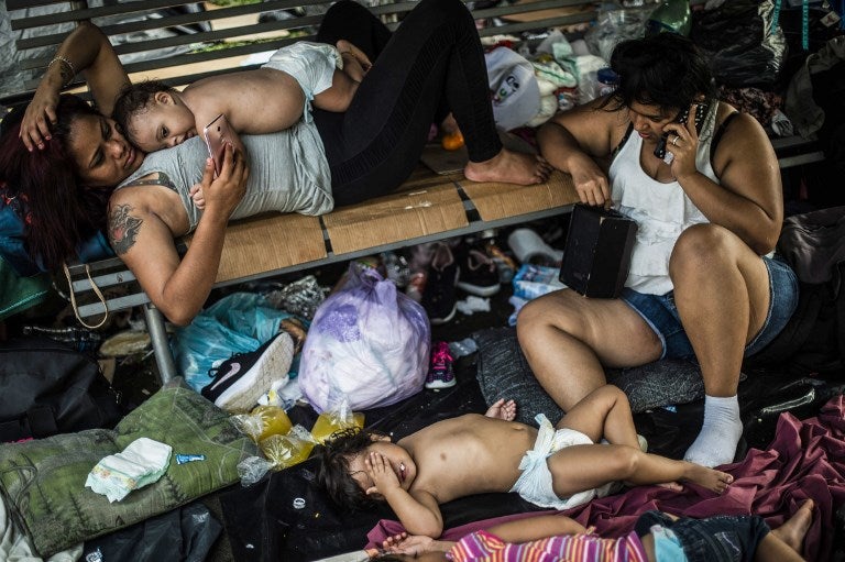 Niños caravana migrantes hondureños