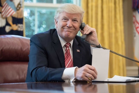 Donald Trump con teléfono