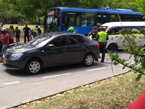 Momentos que la Policía realiza el levantamiento de un hombre que murió adentro del vehículo en un ataque sicarial en Cali