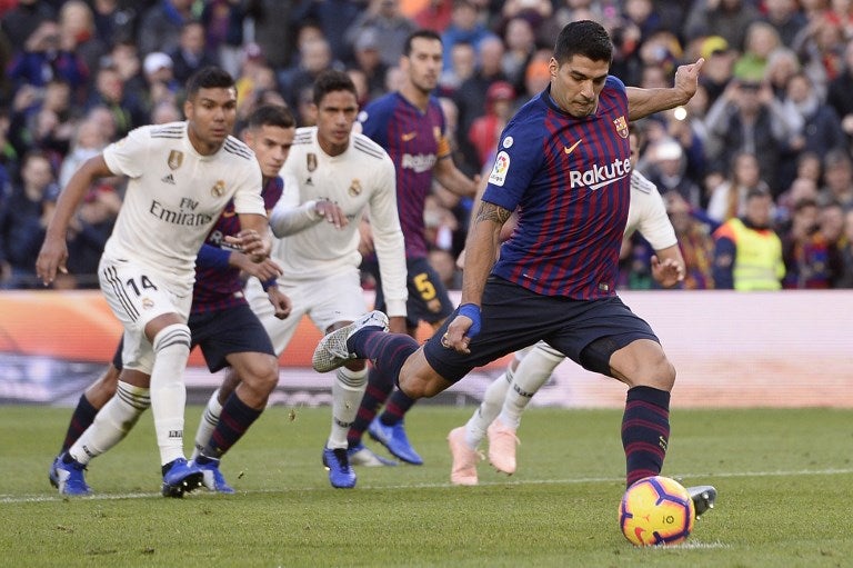 Luis Suárez cobrando el penal para el 2-0 parcial ante el Real Madrid en el Cam Nou