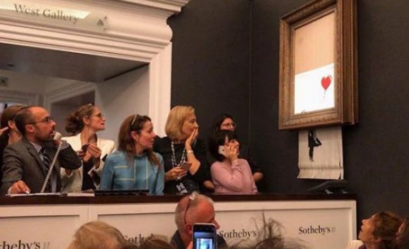 Obra de Banksy se autodestruye después de ser subastada.