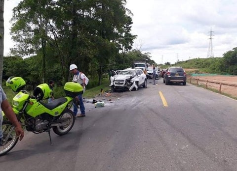 En el accidente murieron dos personas y tres más resultaron heridas.