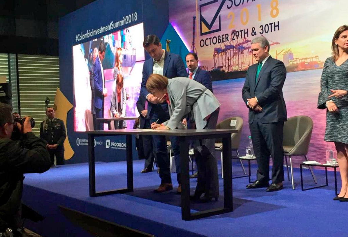 La ministra de Trabajo, Alicia Arango Olmos, junto a Reuben Smith-Vaughan, jefe de política pública para América Latina de Amazon y Amazon Operation Services Colombia S.A.S., reunidos en Bogotá
