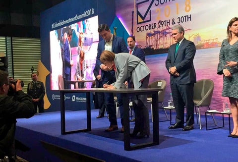 La ministra de Trabajo, Alicia Arango Olmos, junto a Reuben Smith-Vaughan, jefe de política pública para América Latina de Amazon y Amazon Operation Services Colombia S.A.S., reunidos en Bogotá