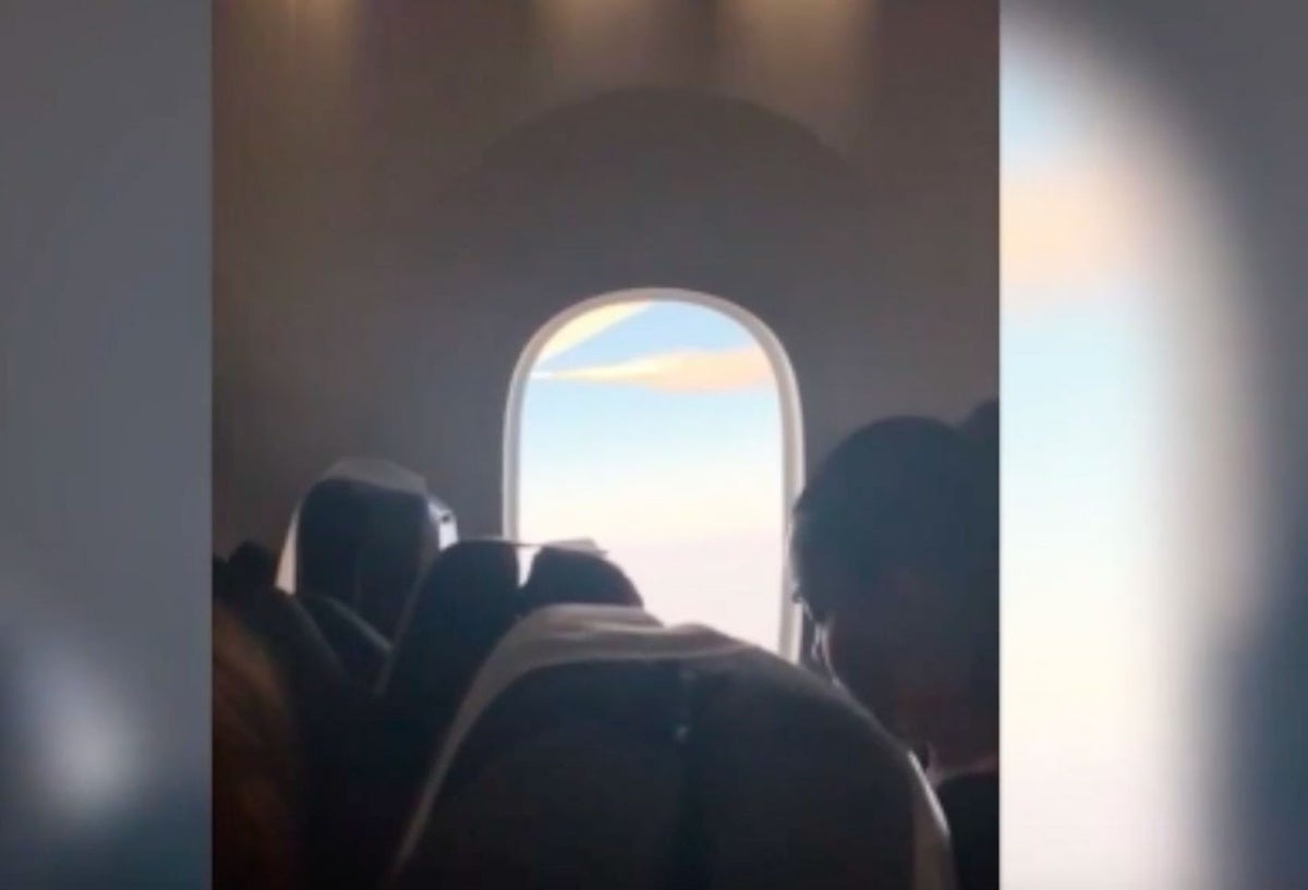 Avión bota combustible en el aire