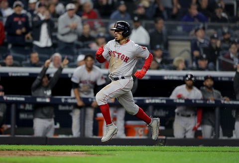 Mookie Betts, jardinero de los Medias Rojas de Boston, en acción ante los Yankees de Nueva York