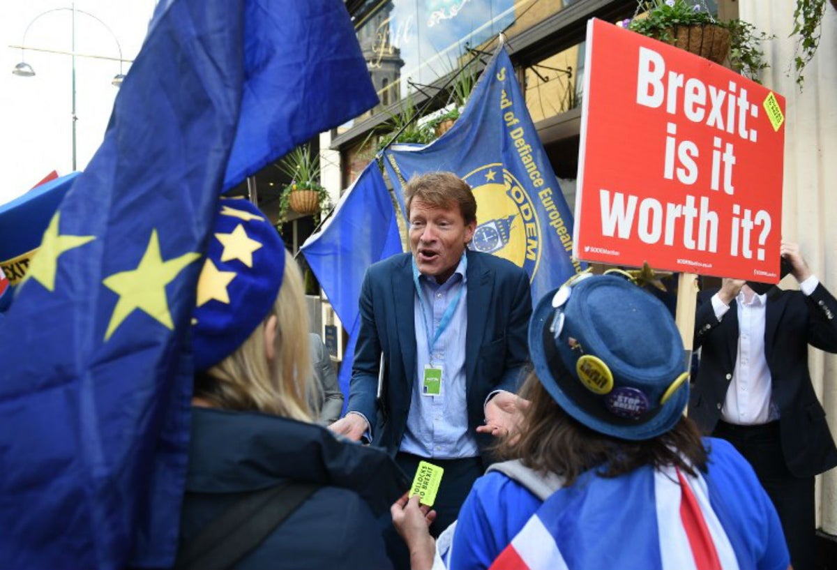 Activistas anti-Brexit protestando