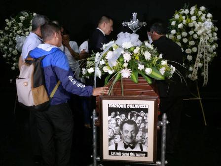 El cuerpo del humorista Enrique Colavizza es velado en cámara ardiente en el teatro Jorge Isaacs