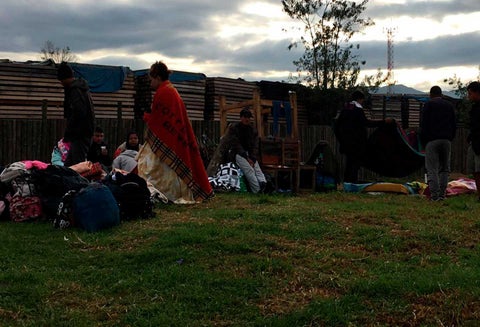 Venezolanos montan campamento improvisado