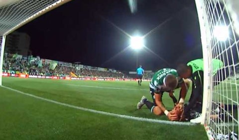 Sebastián Coates, del Sporting, evita que su portero, Romain Salin, se ahogue con su lengua